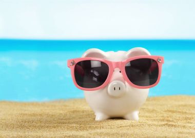 Sahilde güneş gözlüğü ile Piggy banka