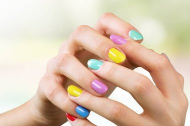 Kadın el ile parlak manikür
