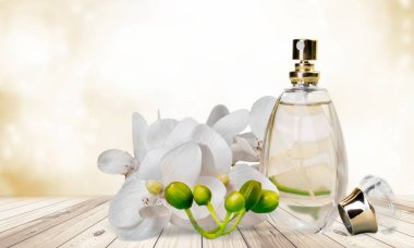 parfüm şişesi ve çiçekler 