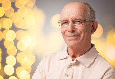 Kıdemli adam gülümsüyor.