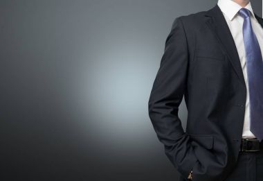 işadamı ile kol cebinde duran