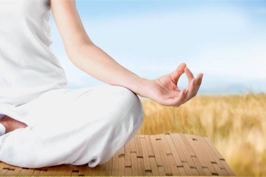 Yoga yapan genç kadın.