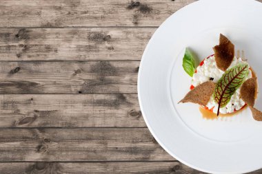 Domates ve peynirli sandviç.