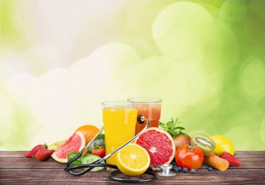 iki bardak suyu meyve ve sebze ile