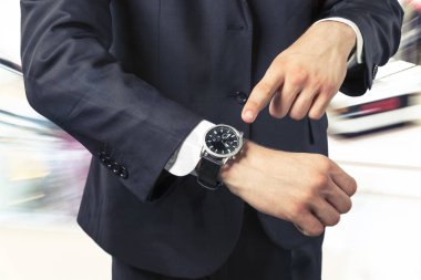 Saat zaman üzerinde gösterilen iş adamı