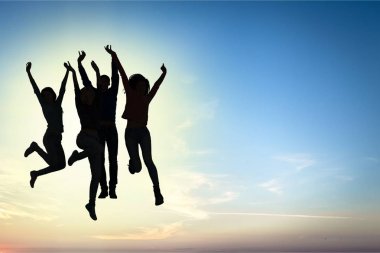 Arkadaşlar sahil plaj üzerinde atlama