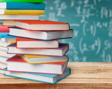 Renkli kitap yığını