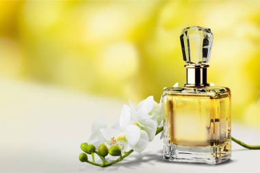 parfüm şişesi ve çiçekler 