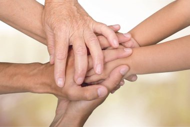 El ele tutuşan insanlar 