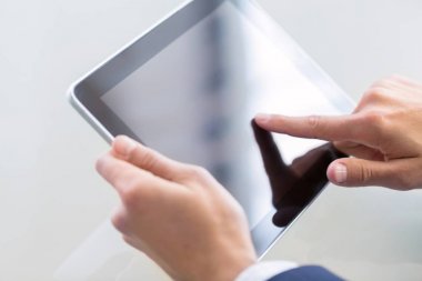 işadamı ve tablet pc  