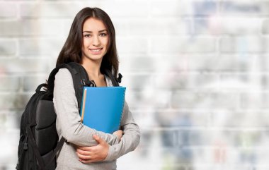 sırt çantası ile genç kız öğrenci