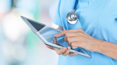 tablet pc ile çalışan doktor
