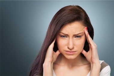 Baş ağrısı olan genç bir kadın.