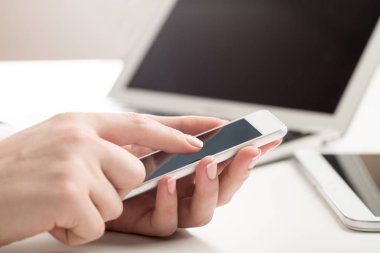 Akıllı telefon tutan kadın elleri