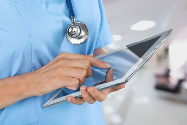 Doktor çalışma dijital tablet ile