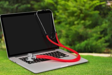 Stetoskop asmak üstünde laptop 