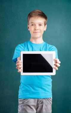 Dijital Tablet tutan çocuk