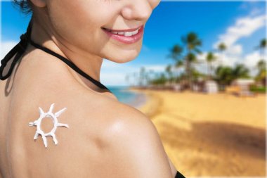 kadın tatilde rahatlatıcı