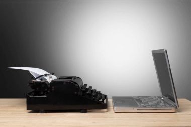 Eski Daktilo ve dizüstü 