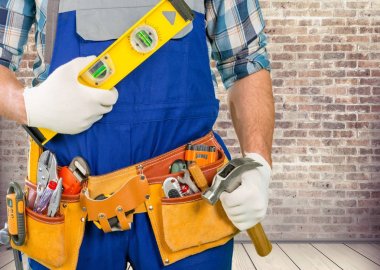 Erkek işçi alet kemeri ile