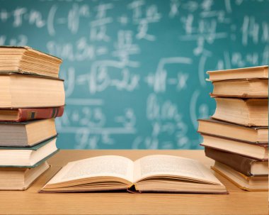 Arka plan üzerinde eski kitaplar