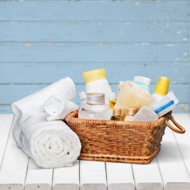 Banyo havlusu ve aksesuarları ile sepeti