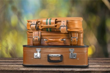 Bir yığın eski bavul.