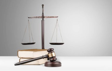 Adalet ölçekler, tokmak ve kitaplar