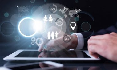 Dijital tablet kullanarak iş adamı