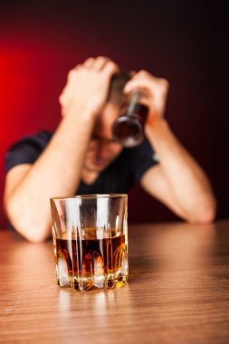 Alkol cam adamla bağımlısı. Üzgün üzgün erkek yetişkin having zahmetli ile alkol.