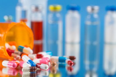 renkli hapları ve tabletler