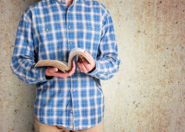 Kutsal İncil 'i tutan adam