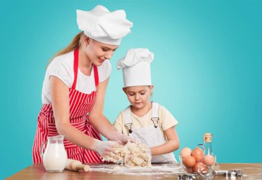 kız ve annesi birlikte pişirme 