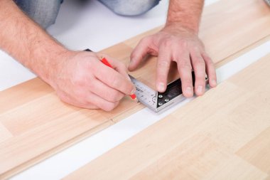 Adam yeni bir zemin döşeme