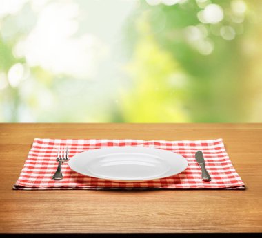 tablo üzerinde beyaz tabak