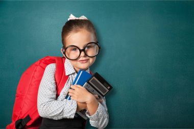 schattig klein meisje met boeken