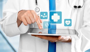 tablet pc ile çalışan doktor