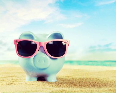 Sahilde güneş gözlüğü ile Piggy banka