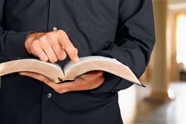 Kutsal İncil 'i tutan adam