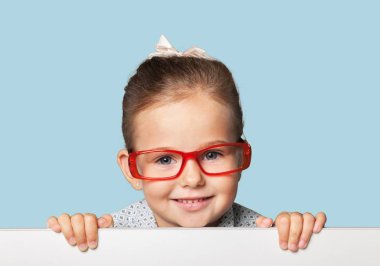 gülümseyen kız beyaz boş