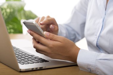 akıllı telefon tutan eller 