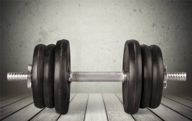 Ahşap masa üzerinde modern halter