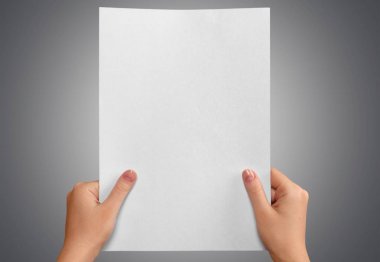 boş kağıt tutan eller