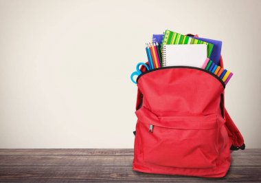 Arka plan üzerinde okul sırt çantası.