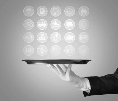 boş bir levha tutan garson el