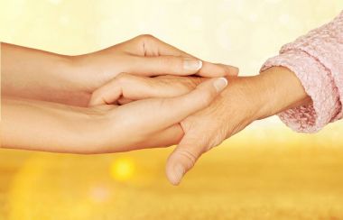 yaşlı ve genç eller