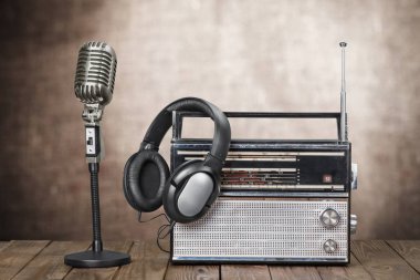 Retro tarzı mikrofon ve kulaklıklar 