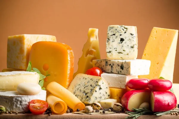 Verschiedene Käsesorten auf Holzbrett — Stockfoto