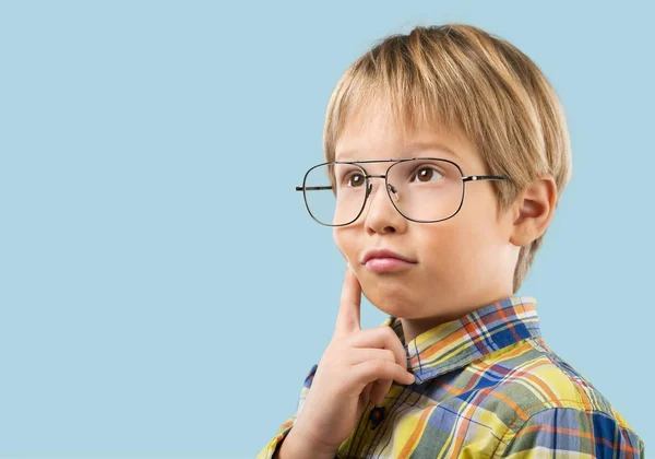 Ung pojke i glasögon tänkande — Stockfoto