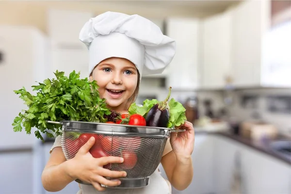 Dziewczynka przygotowywania zdrowych potraw — Zdjęcie stockowe
